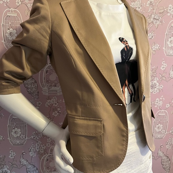 Camel coloured 3/4 length blazer w/front pockets. - Picture 2 of 10